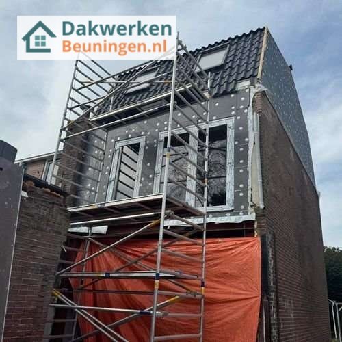 Een hellend dak met dakisolatie