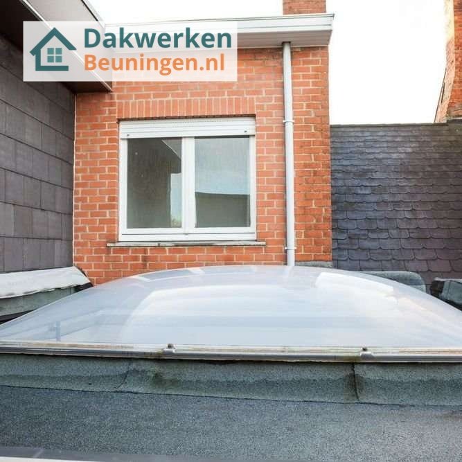 Inspectie van een plat dak in beuningen met lichtkoepel